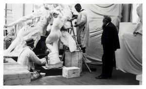 Auguste Rodin (1840-1917) in zijn Parijse studio kijkt naar de constructie van een sculptuur, 1905